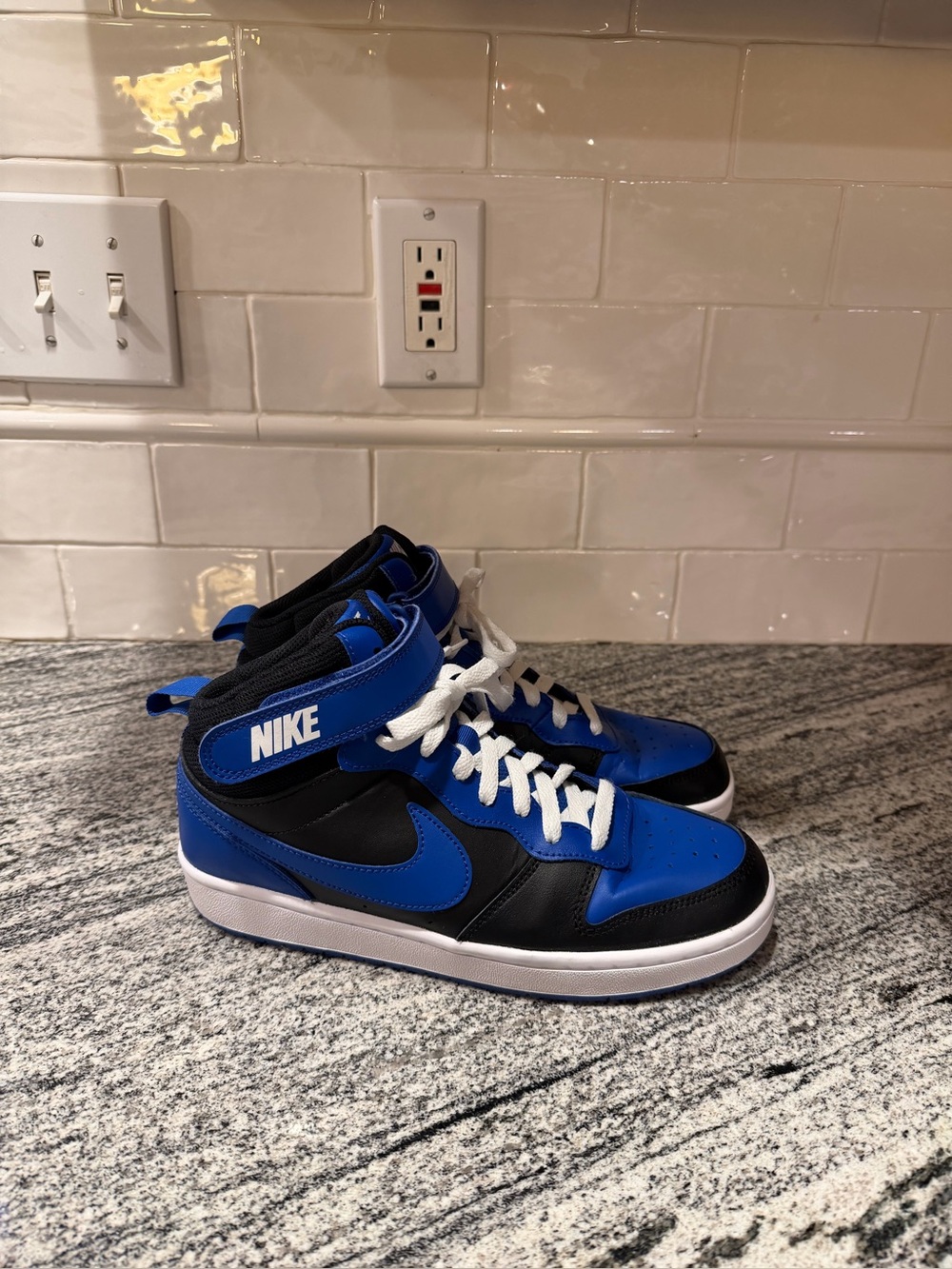 Youth Nike Court Borough Mid 2 DM8872-001 Size 7/Women’s 8.5